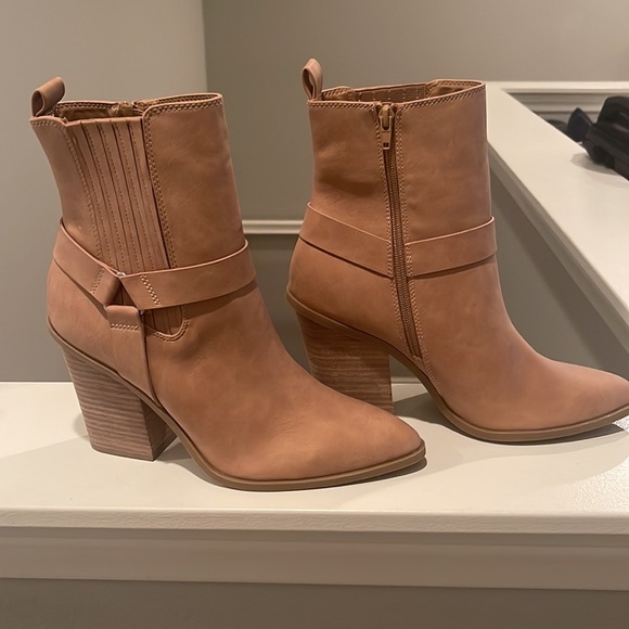 Never worn Camel Boots - Picture 2 of 2